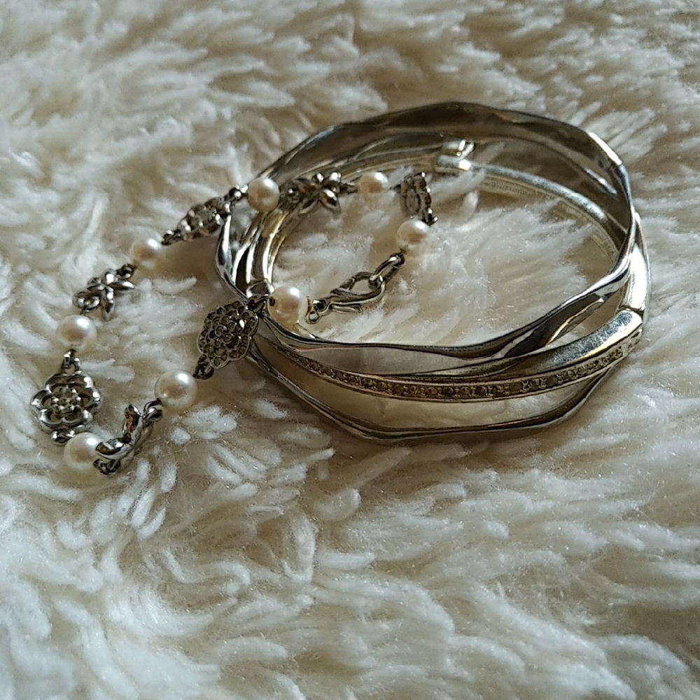 Silver and Pearl Bracelet Set